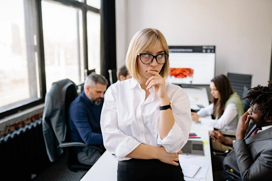 Un team di vendita che collabora su una strategia di negoziazione attorno a un tavolo.